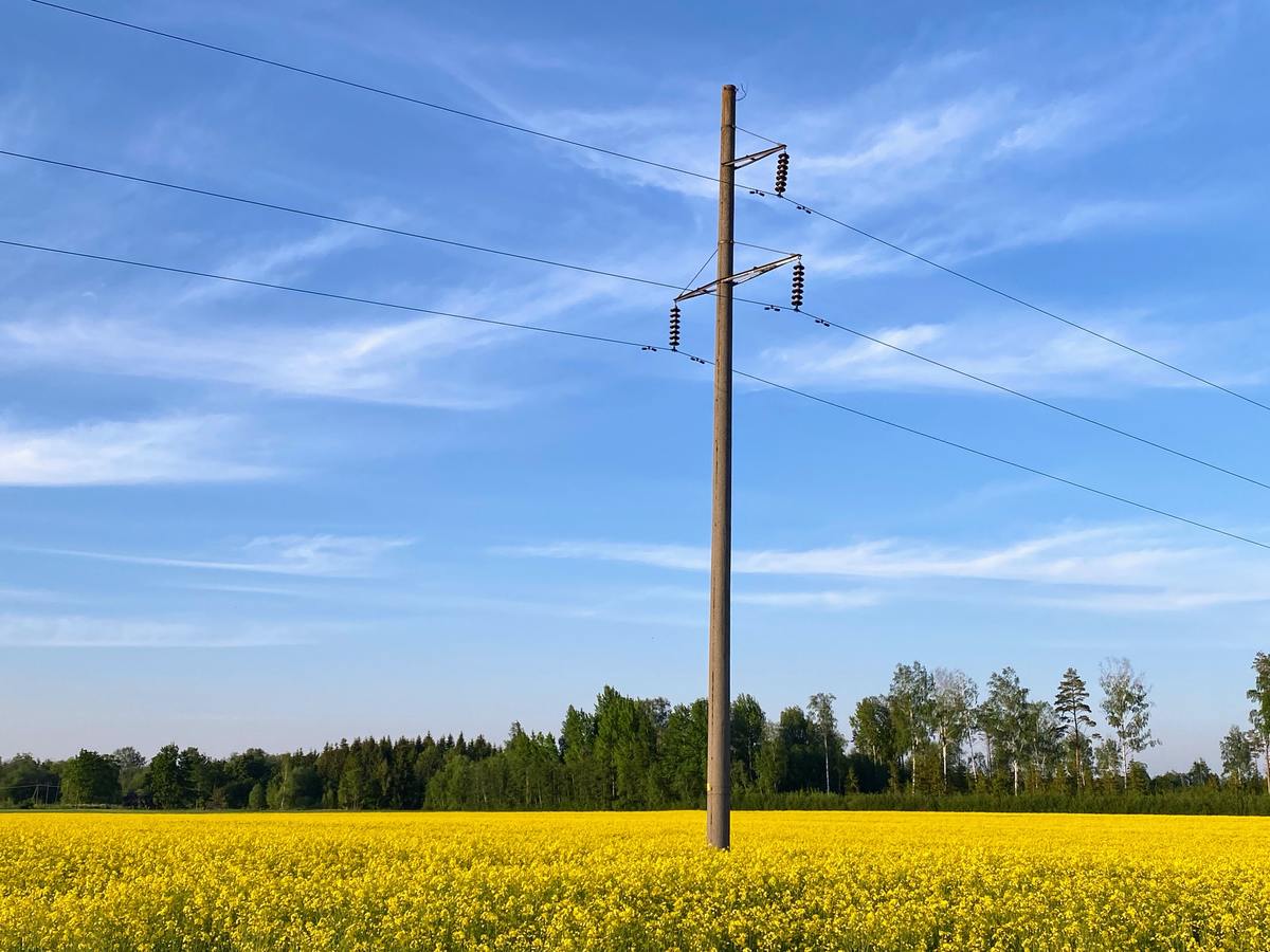 4 Advantages of Fiberglass Utility Poles