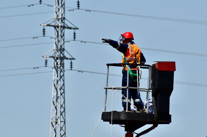 utility worker providing maintenance on unprotected power line